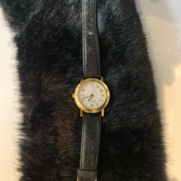 Authentic Gucci men’s watch. EUC. Leather strap. Beautiful! - Picture 2 of 2